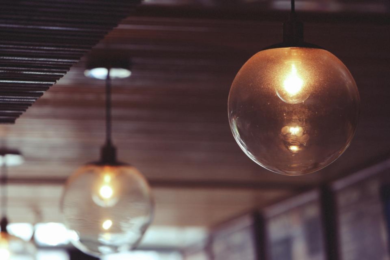 Smart Bulbs vs Smart Plugs: Which Should Renters Buy First?