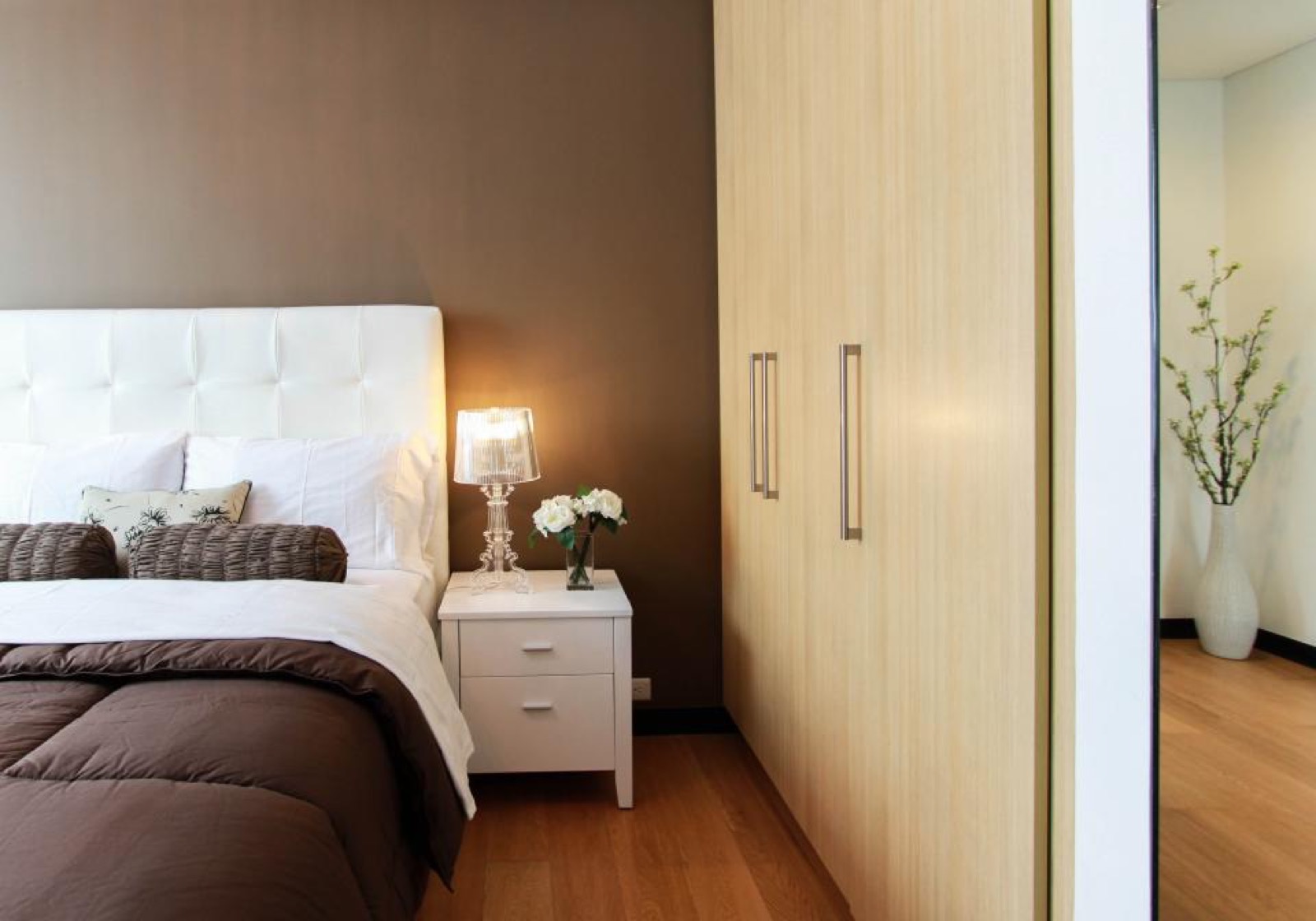 Space-Saving Ideas for a Small Apartment Bedroom